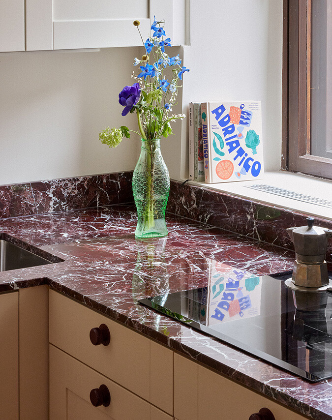 Tulikivi_keittiontaso9_Rosso_Lepanto_marmori_675x854-1