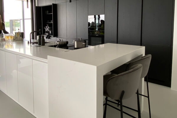 Asuntomessut_Loviisa_2023_Kohde17_keittiö_White_Swan_Tulikivi 600x400px